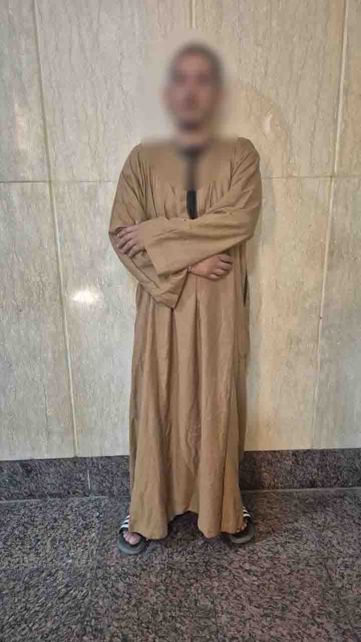 ذهب الي والدته دون علمه  ...ضبط عامل اعتدى على نجله في البدرشين