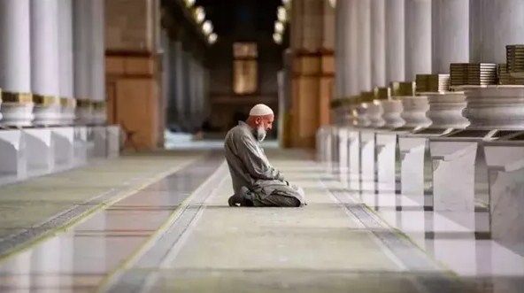 الأذكار المفروضة عقب صلاة الفجر وفضل ترديدها