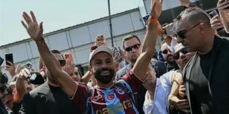 بدلا من الذهب، معازيم أتراك يهدون عريسا قميص محمد صلاح في حفل زفافه (فيديو) - النيل نيوز