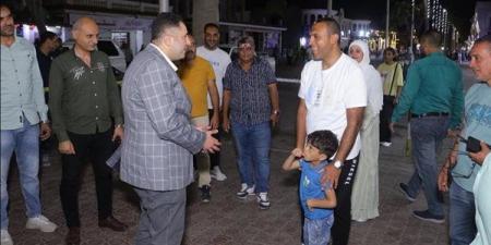 محافظ دمياط يلتقي المصطافين برأس البر ويشدد على إزالة الإشغالات باللسان - النيل نيوز