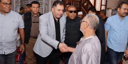 عقب أدائه صلاة الجمعة، محافظ دمياط يستمع لشكاوى الأهالي ويبحث حلها - النيل نيوز