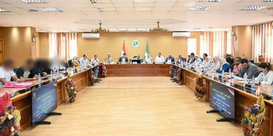 محافظ الشرقية يعلن توفير 10 فرص عمل بالقطاع الخاص وتقديم إعانات عاجلة