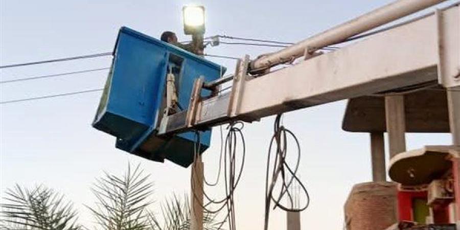 صيانة وتركيب 30 كشافًا، محليات قنا تواصل رفع كفاءة منظومة الإنارة (صور)