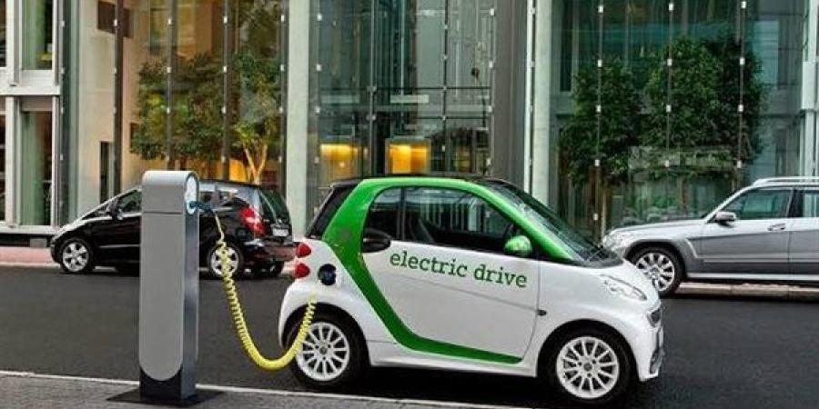 لماذا يتجه العالم نحو السيارات الكهربائية؟ 6 أسباب تقود سباق التنقل في المستقبل