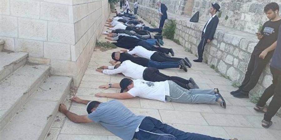 الحاخام الصهيوني المتطرف يهودا جليك يقود عشرات المستوطنين لاقتحام الأقصى (فيديو وصور)