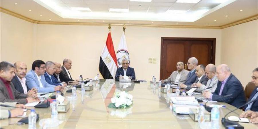 وزير الإنتاج الحربي يبحث مستجدات الإنتاج وخطط تطوير الشركات التابعة - النيل نيوز