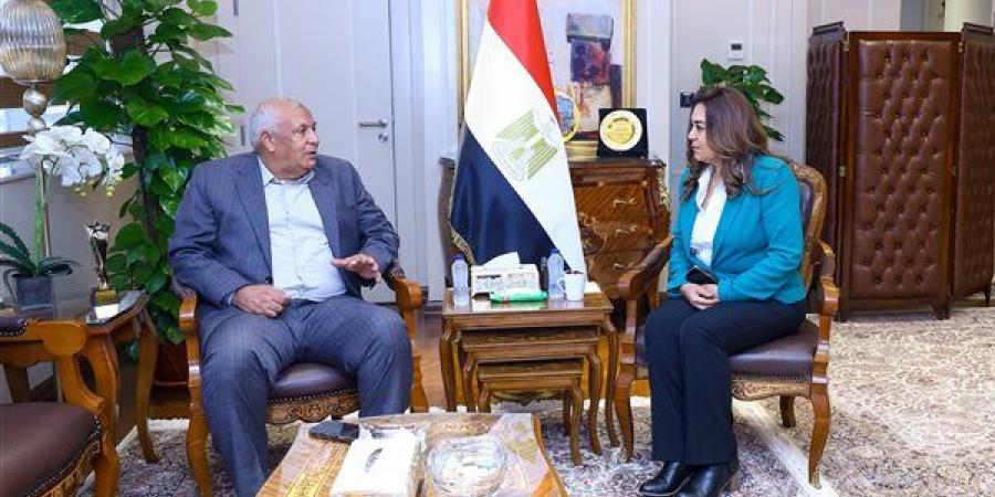 وزيرة التنمية المحلية والبيئة تتابع مع محافظ مطروح الموقف التنفيذي لمشروعات الخطة الاستثمارية - النيل نيوز