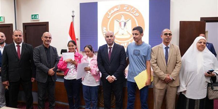 أسعد أيام حياتي، وزير العمل يُسلّم عقودا جديدة لذوي الهمم في 3 شركات (صور) - النيل نيوز