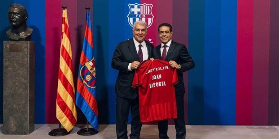 الأهلي وبرشلونة يتبادلان القمصان والهدايا التذكارية علي هامش موقعة الفريقين - النيل نيوز