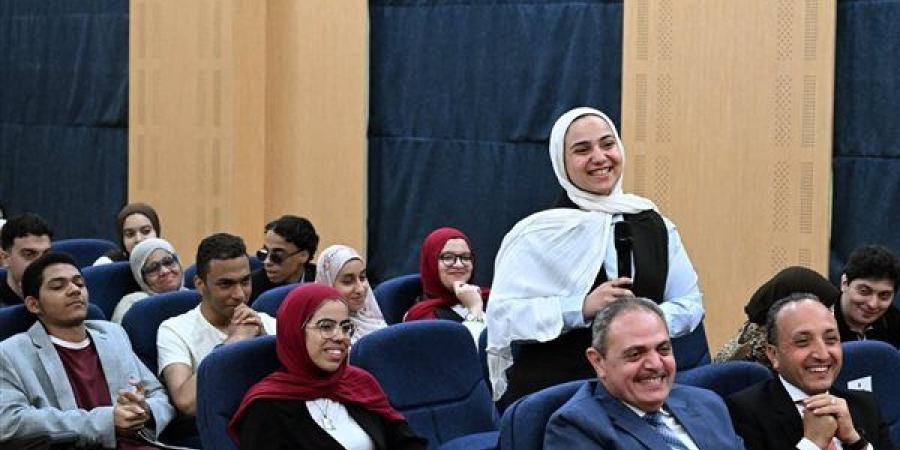 طالبة من أوائل الثانوية تسأل عن الطبقة المتوسطة.. ومدبولي يكشف ما ينتظرها - النيل نيوز