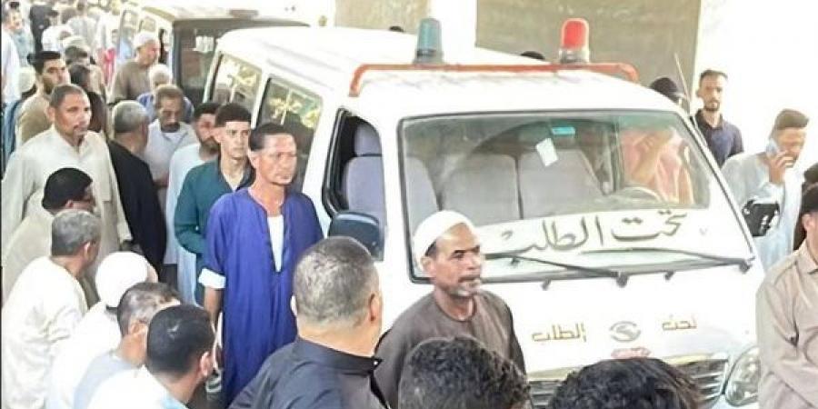 في وداع مهيب، قرية دبركي تودّع 3 من أبنائها ضحايا حادث سيارة العمالة بالمنوفية (صور) - النيل نيوز