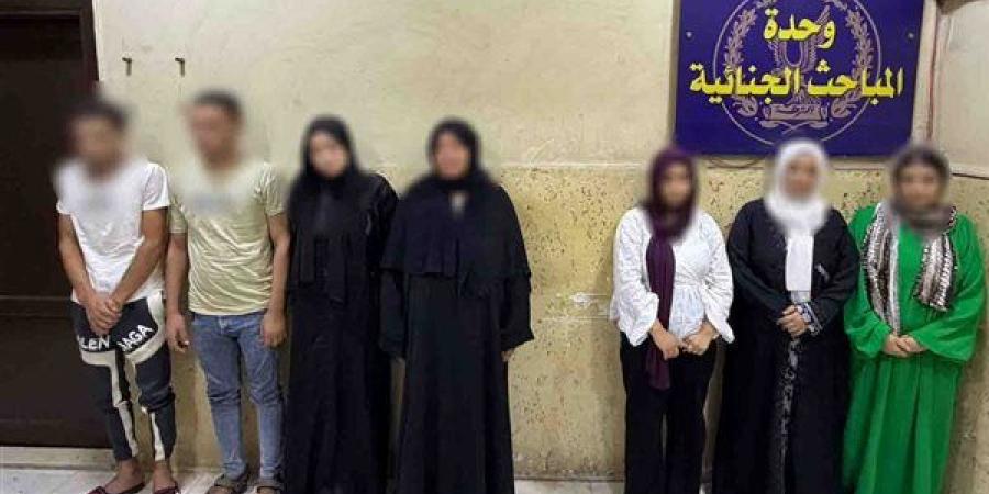تعاطي المخدرات ومعاكسة ومشاجرة بالحجارة، كواليس فيديو خناقة الجيران في الشرقية - النيل نيوز