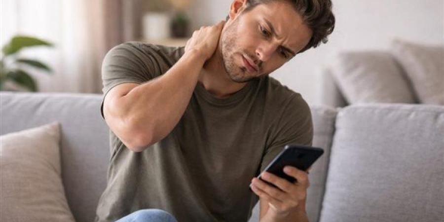 استشاري عظام يحذر من الإفراط في استخدام الهاتف: الجلوس الطويل يهدد عضلات الرقبة - النيل نيوز